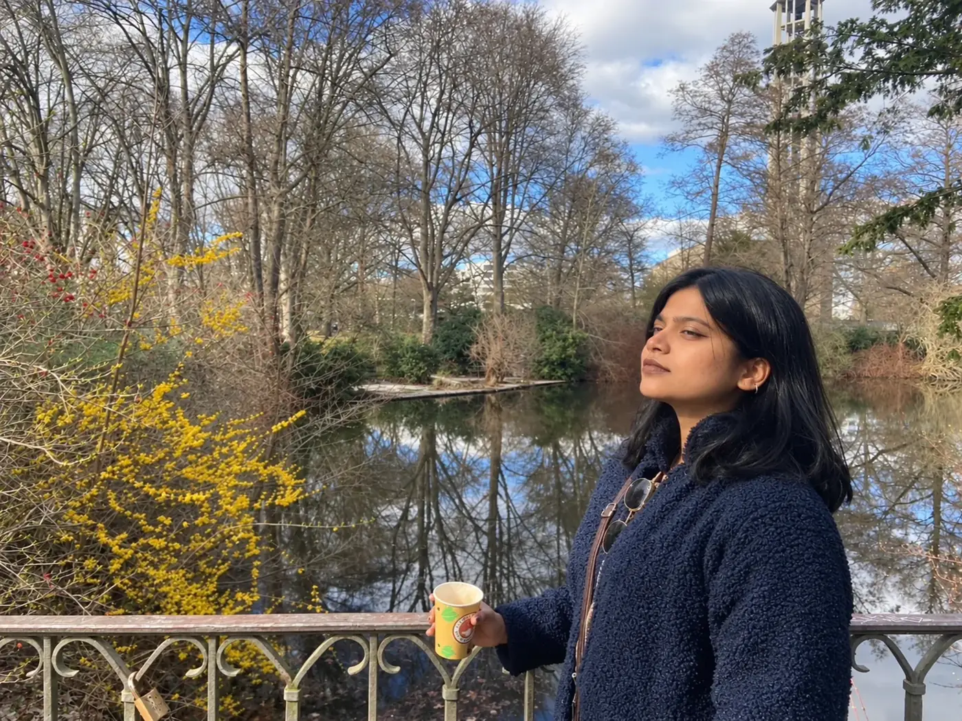 Psychologin und Beraterin Gayatri Gayatri, Psychologin und Beraterin, an einem ruhigen See im Frühling