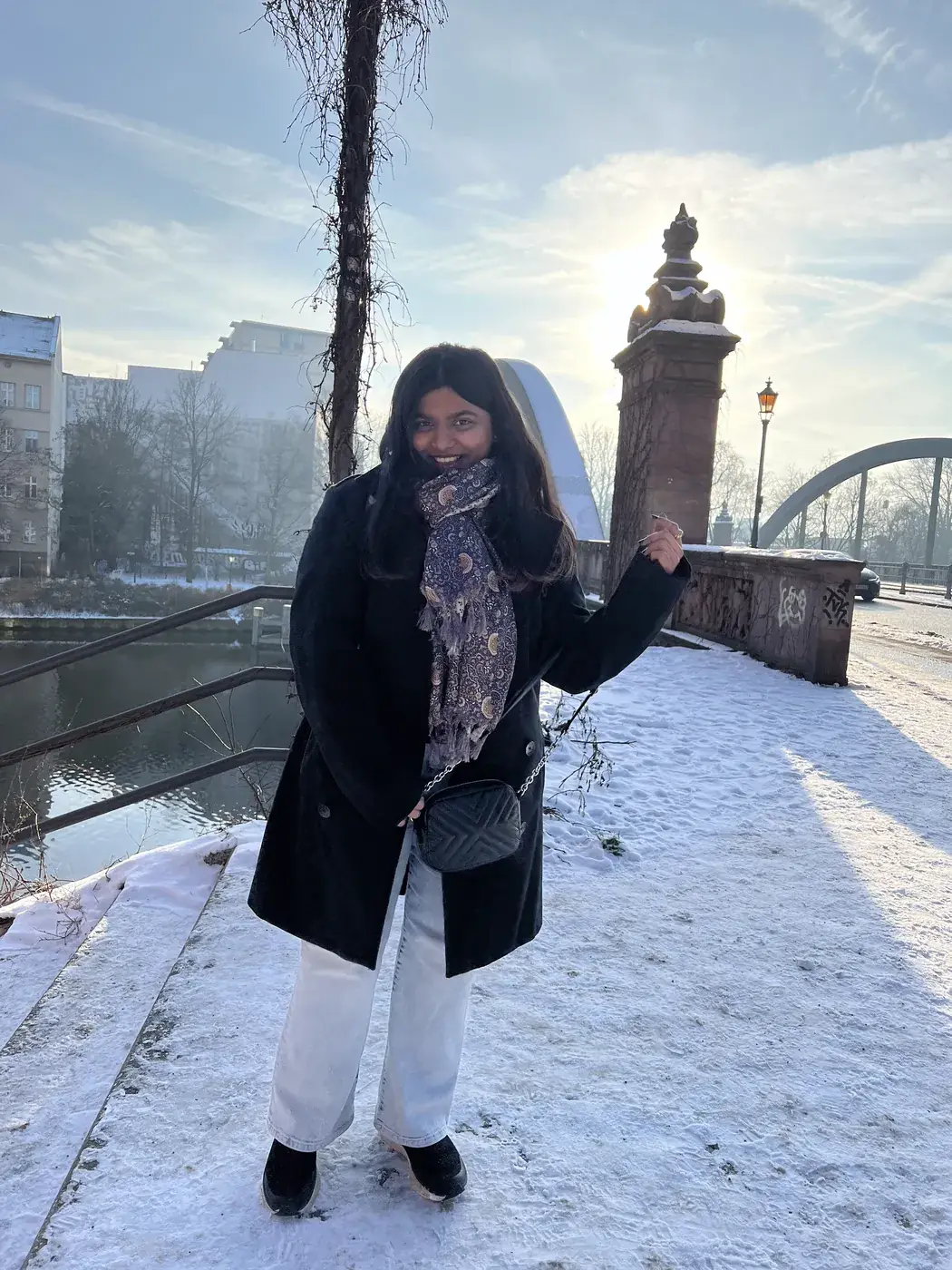 Psychologin und Beraterin Gayatri Gayatri lächelt an einem sonnigen Wintertag am Fluss